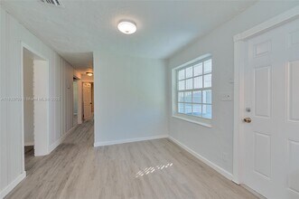 6130 SW 32nd St in Miramar, FL - Building Photo - Building Photo