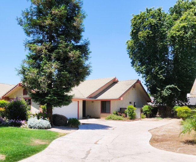 property at 5237 E Lyell Ave