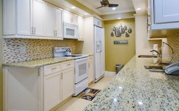 1750 Benjamin Franklin Dr in Sarasota, FL - Building Photo - Building Photo