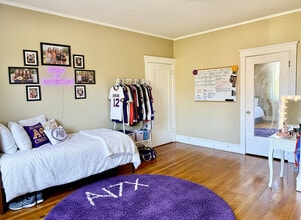 330 St Paul St in Brookline, MA - Foto de edificio - Building Photo