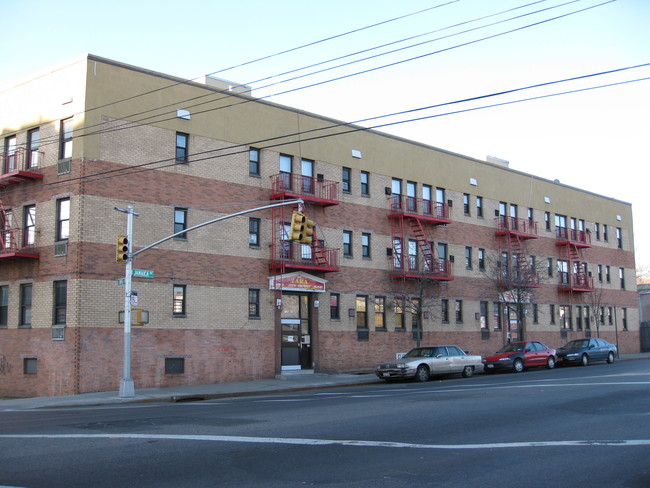 195-24 LCC in Jamaica, NY - Foto de edificio - Building Photo