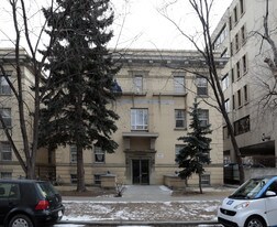 725 13th Ave SW in Calgary, AB - Building Photo