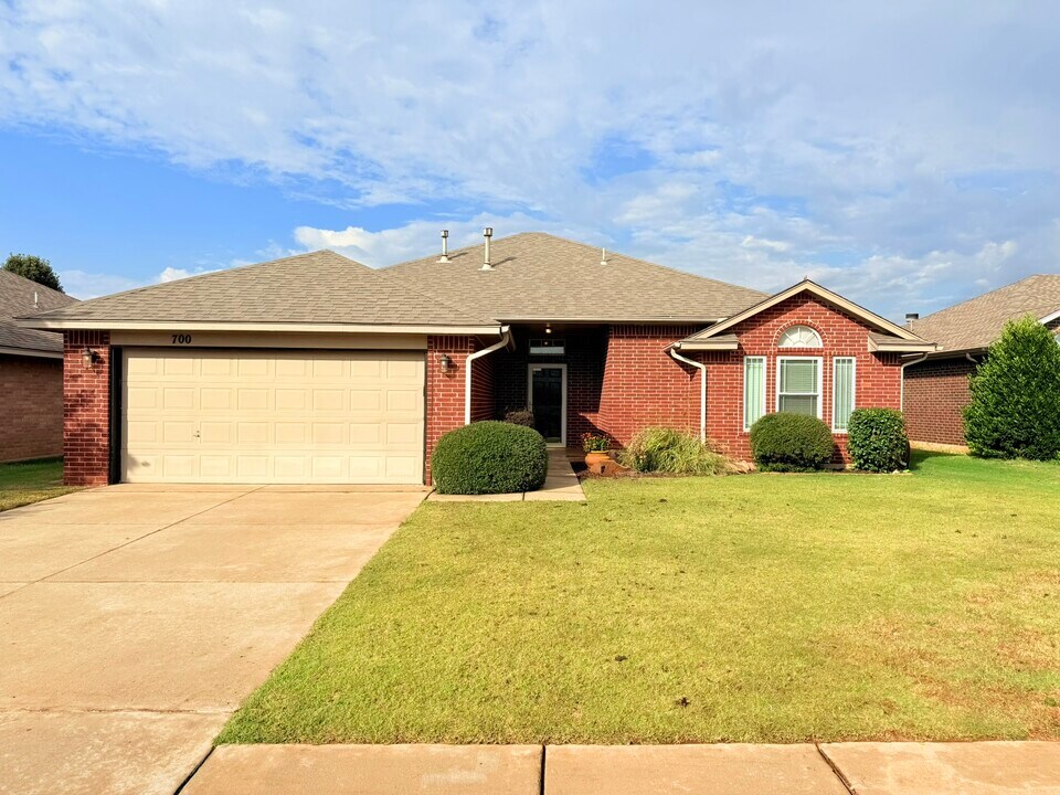 700 Eastview Dr in Yukon, OK - Building Photo