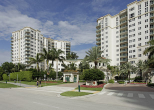 Turnberry Village NO Tower in Aventura, FL - Building Photo - Building Photo