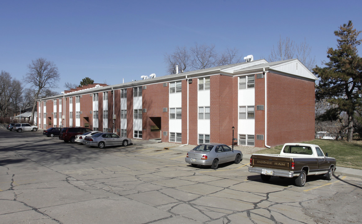 Country Park Apartments in Omaha, NE - Building Photo