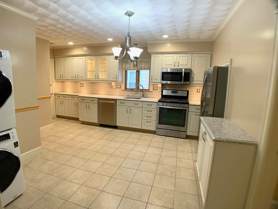 182 Cedar St, Unit 1 in Somerville, MA - Building Photo