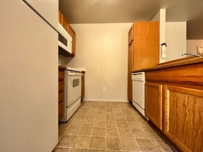 7586 W Tottenham Ln, Unit 101 in Boise, ID - Foto de edificio - Building Photo
