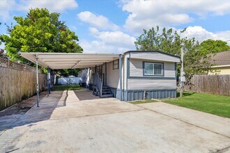 703 E Francis Ave in Baytown, TX - Building Photo - Building Photo