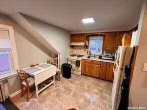 132 E Euclid St in Valley Stream, NY - Building Photo - Building Photo