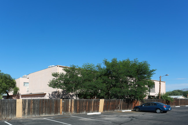 Arobell Apartments in Tucson, AZ - Foto de edificio - Building Photo