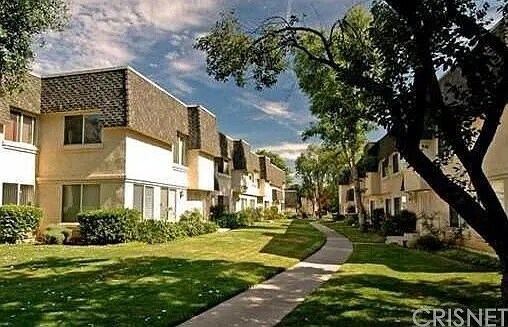 19050 Kittridge St in Los Angeles, CA - Building Photo