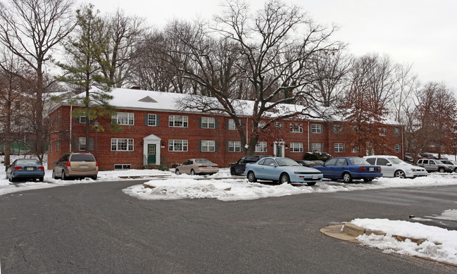 Taylor Square in Arlington, VA - Building Photo - Building Photo