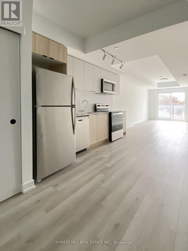 2000 Bathurst St in Toronto, ON - Building Photo - Building Photo