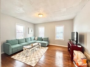 10R Gardner St, Unit 2 in Boston, MA - Foto de edificio - Building Photo