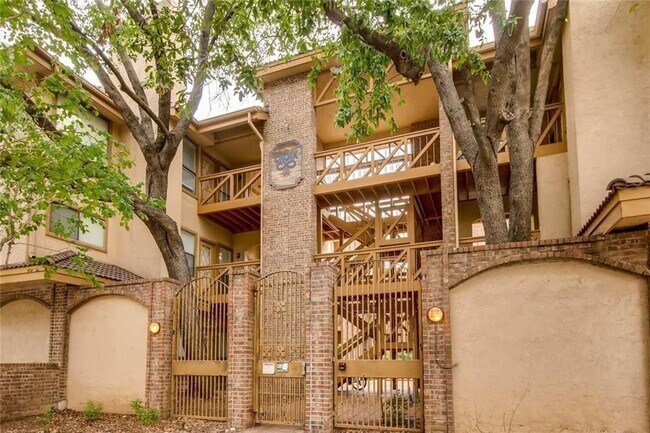 property at 806 W 24th St
