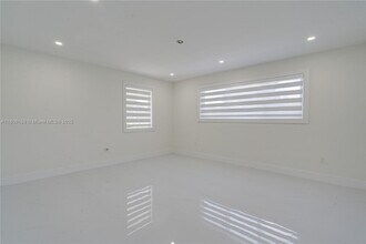 10722 SW 77th Ave in Pinecrest, FL - Foto de edificio - Building Photo