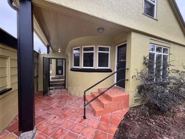 property at 364 W Selmar Ct