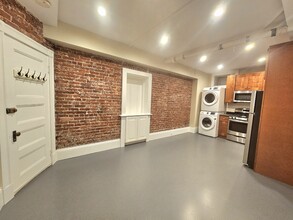 44 High St, Unit B2 in Brookline, MA - Foto de edificio - Building Photo