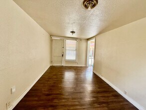 218 Lowell St in San Antonio, TX - Building Photo - Building Photo