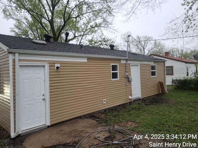 52 St Henry Dr in Sauget, IL - Building Photo - Building Photo