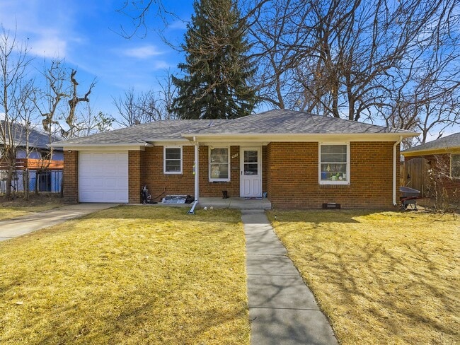 Cozy 2 Bed, 1 Bath House in Central Fort Collins! Avail. June 10th!