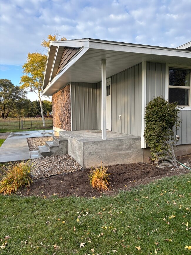 2220 S 4000 W in Rexburg, ID - Foto de edificio - Building Photo