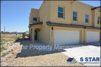 806 TS Daniel Cadena Dr in Socorro, TX - Foto de edificio - Building Photo