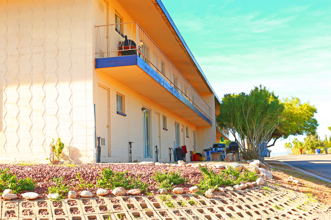 Imperial Square Apartments in Tucson, AZ - Building Photo