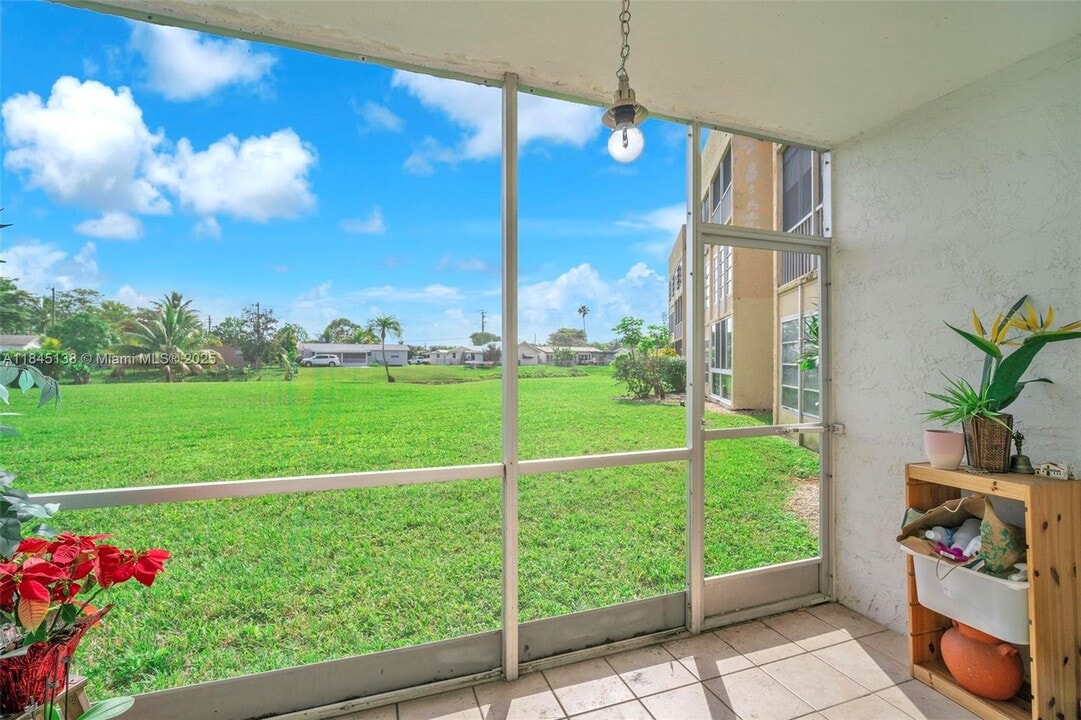6550 Royal Palm Blvd in Margate, FL - Building Photo