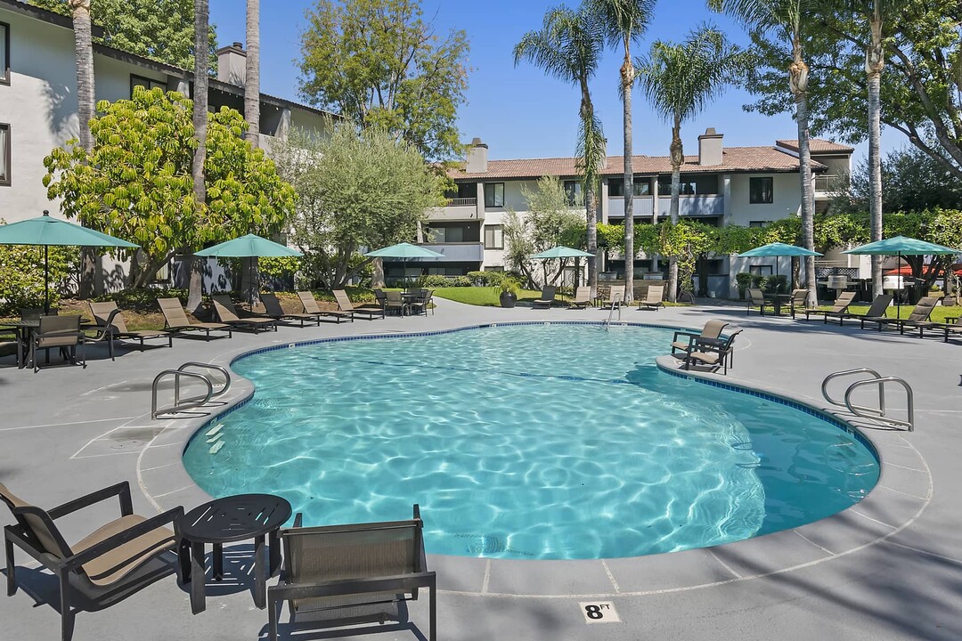 Alura in Woodland Hills, CA - Foto de edificio