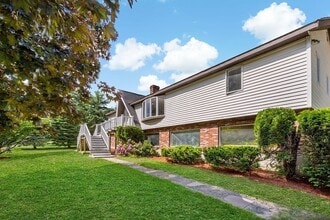 5 Flintlocke Rd, Unit 2 in Franklin, MA - Foto de edificio - Building Photo