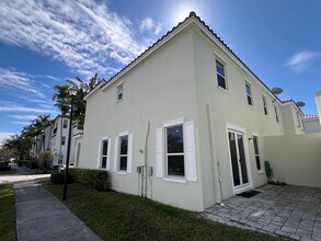 17065 SW 93rd St in Miami, FL - Foto de edificio - Building Photo