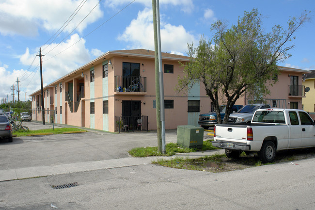 1501-B W 41st St in Hialeah, FL - Building Photo - Building Photo