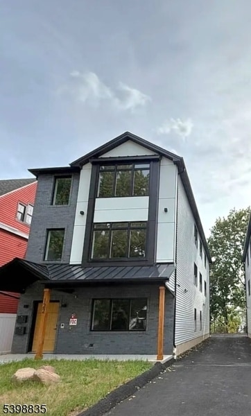 property at 122 Hollywood Ave