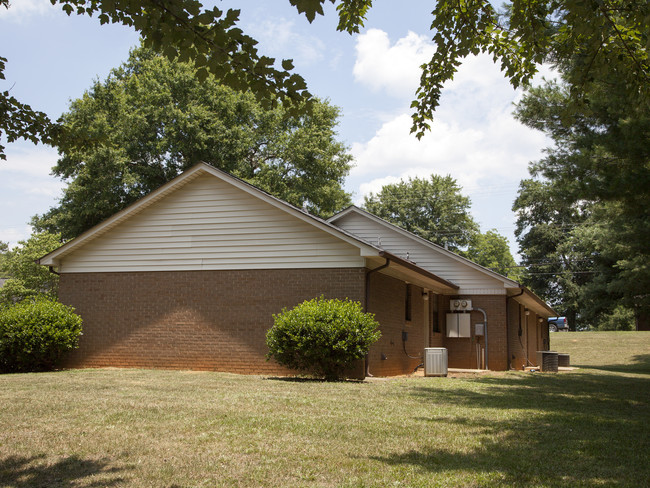 Colonial Manor Apartments in Shelby, NC - Foto de edificio - Building Photo