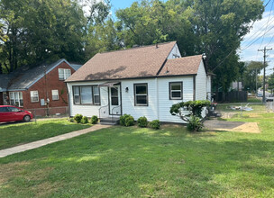 2400 Eden St, Unit FRONT UNIT in Nashville, TN - Foto de edificio - Building Photo