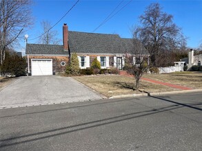 50 Mole Pl in Amityville, NY - Building Photo - Building Photo