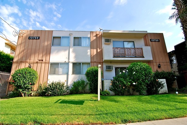 13759 Oxnard Street Apartments in Van Nuys, CA - Foto de edificio - Building Photo