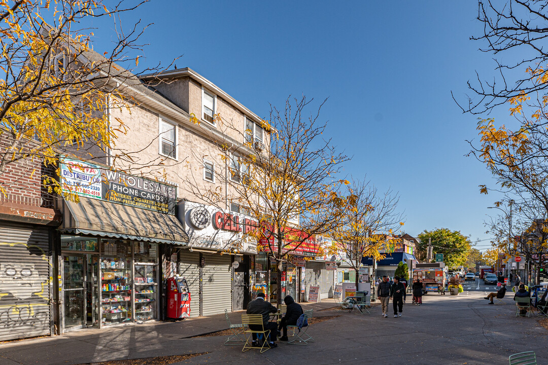 7319 37th Rd in Jackson Heights, NY - Foto de edificio