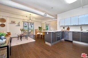 645 W 9th St in Los Angeles, CA - Building Photo