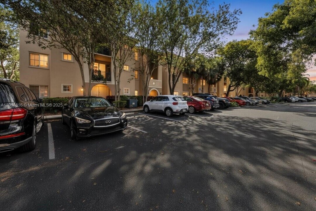 2516 Centergate Dr in Miramar, FL - Building Photo