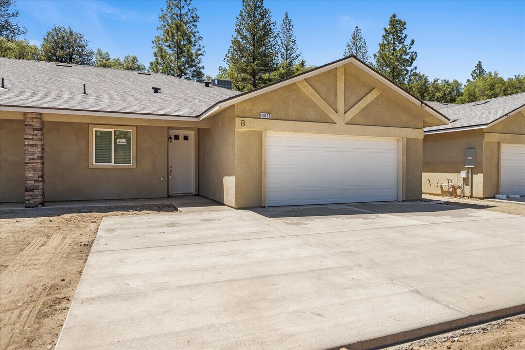 40468 Bollinger Pl in Oakhurst, CA - Building Photo