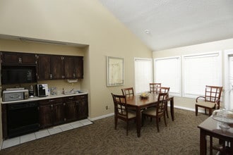 Foxfire Apartments in Mission, KS - Foto de edificio - Interior Photo