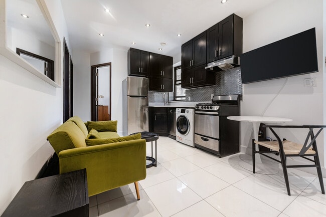 4 W 108th St, Unit 20, New York in New York, NY - Foto de edificio - Building Photo