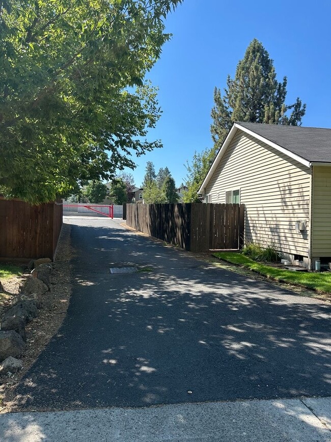 61097 Larkspur Loop in Bend, OR - Building Photo - Building Photo