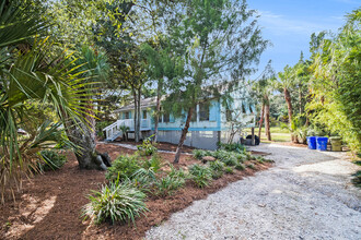 312 W Cooper Ave in Folly Beach, SC - Building Photo - Building Photo