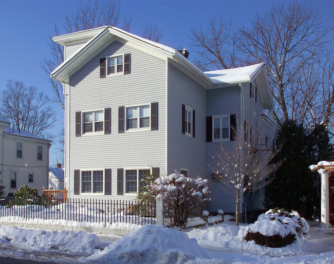 522 N Main St in Fall River, MA - Foto de edificio - Building Photo