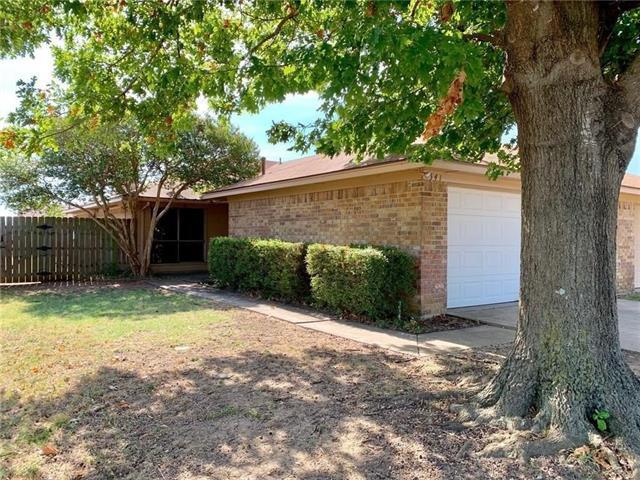 541 Canary Ln in Red Oak, TX - Building Photo