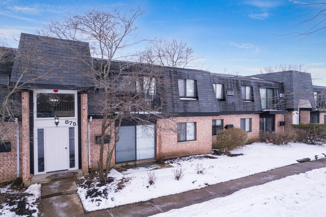 935 Westmoreland Dr in Vernon Hills, IL - Building Photo