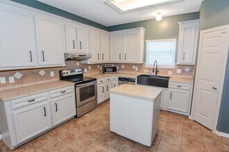 13570 Miller Ln in Willis, TX - Foto de edificio - Building Photo